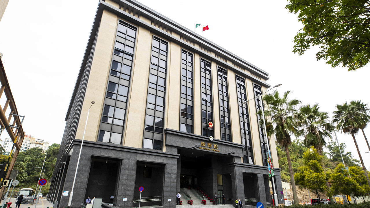 治安警副局長梁慶康等12人涉操控賣淫集團被羈押