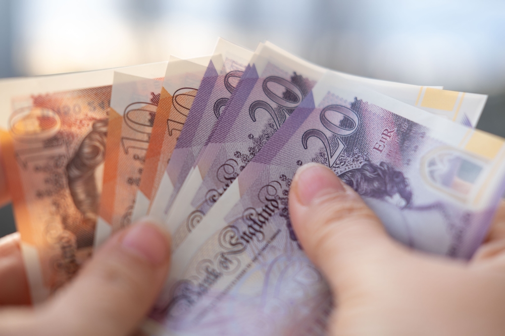 英國金融市場：英鎊下跌英債價格上漲，此前政治危機進一步加劇