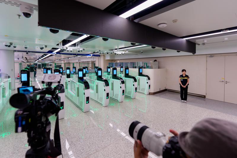 香港特區政府官員與立法會議員走訪參觀皇崗口岸港方口岸區